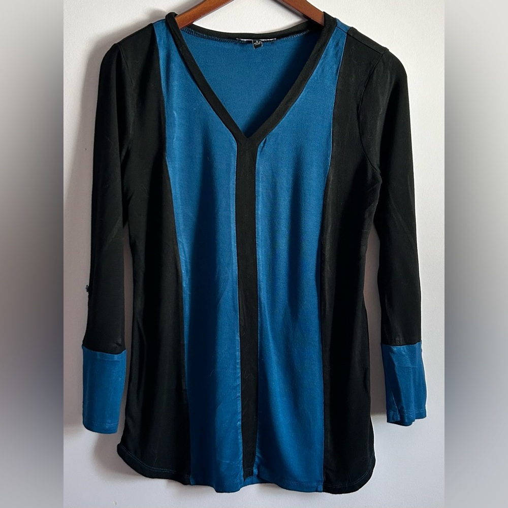 Cable & Gauge Long Sleeve Color Block V-Neck Top Size Small